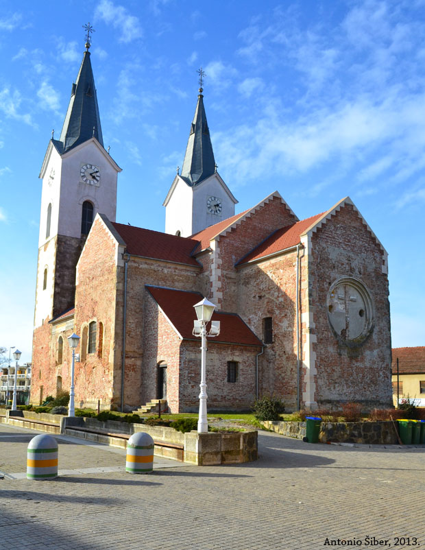 Čazma, crkva, pogled straga