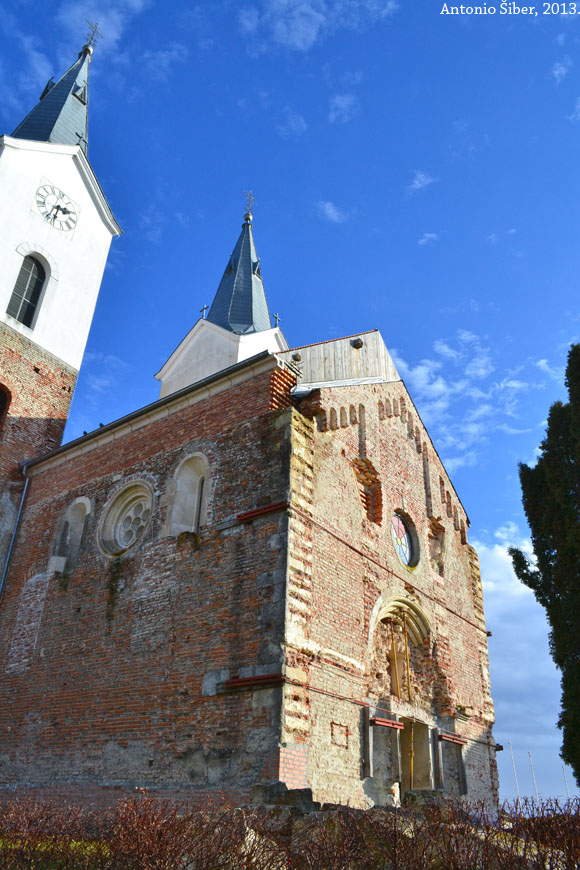Čazma, crkva, pogled sa strane