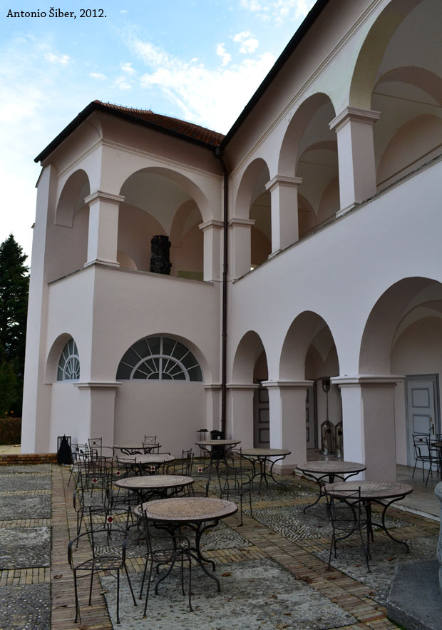 Dvorište dvorca Oršić, stolovi