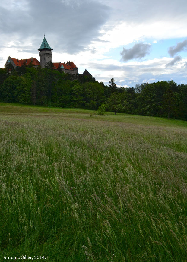 Dvorac Smolenice iz daljine