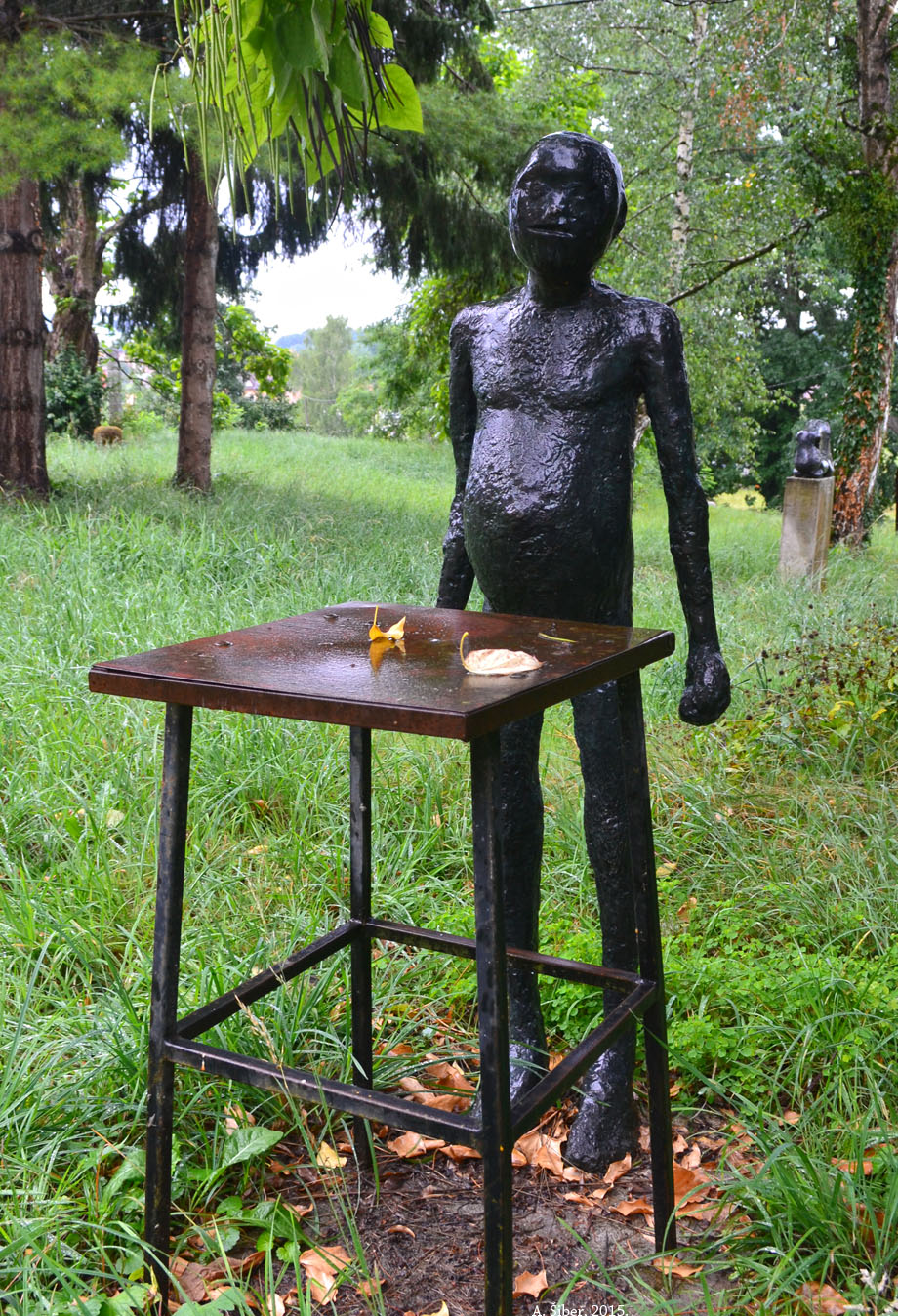 Dvorac u Jakovlju, skulptura Miro Vuco