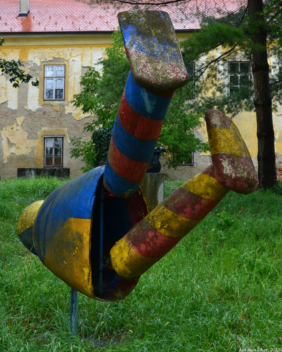 Dvorac u Jakovlju, skulptura Kupač
