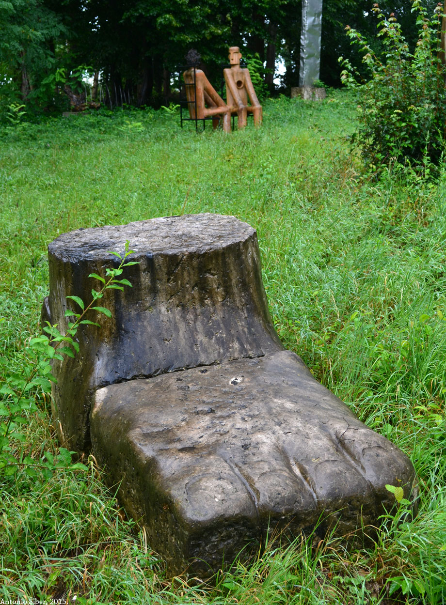 Dvorac u Jakovlju, skulptura Stopalo