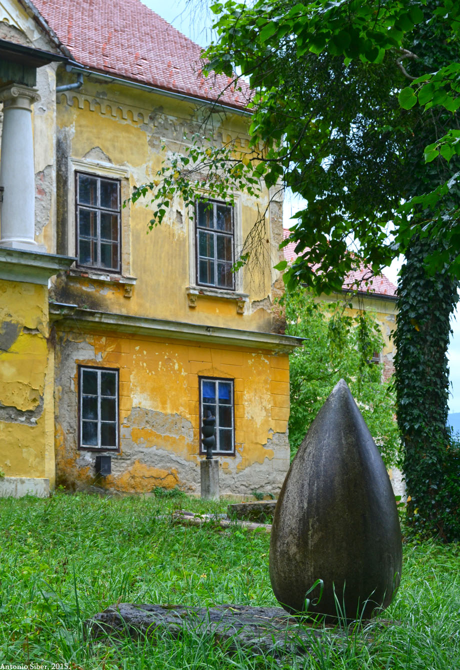 Dvorac u Jakovlju, skulptura Kap