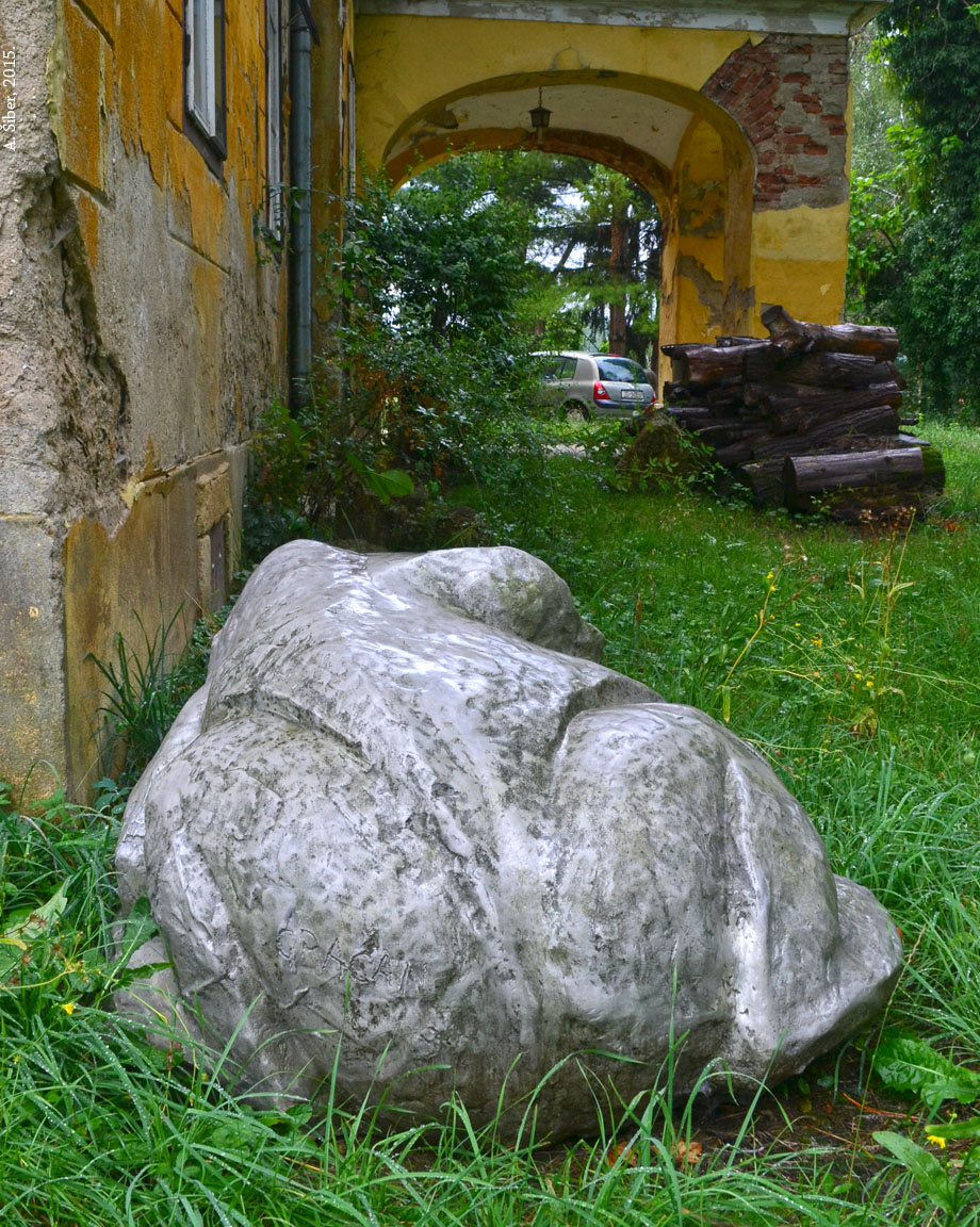 Dvorac u Jakovlju, skulptura Žaba