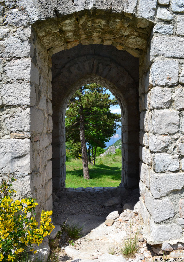 Gradina Hreljin. Sveti Juraj. Pogled kroz vrata tornja.