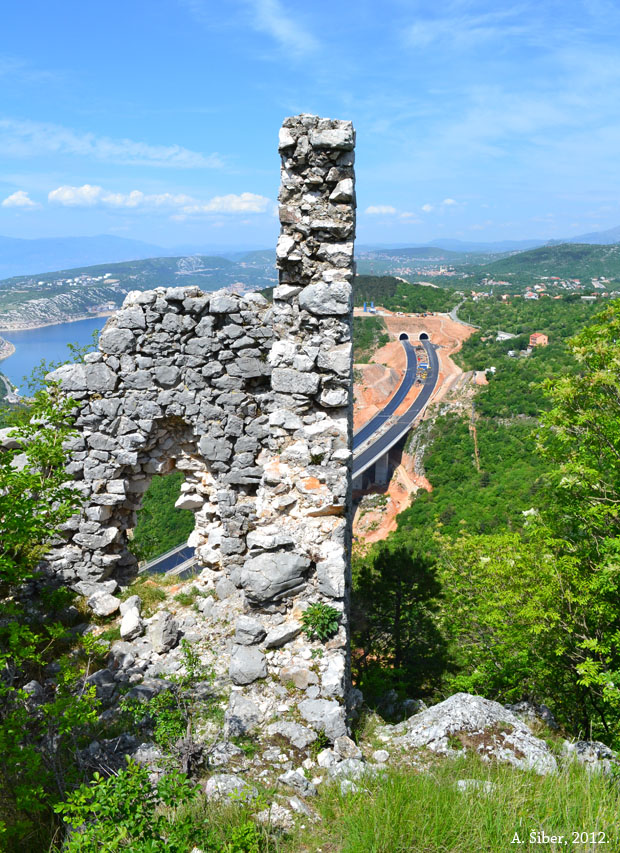 Gradina Hreljin. Pogled prema autocesti.