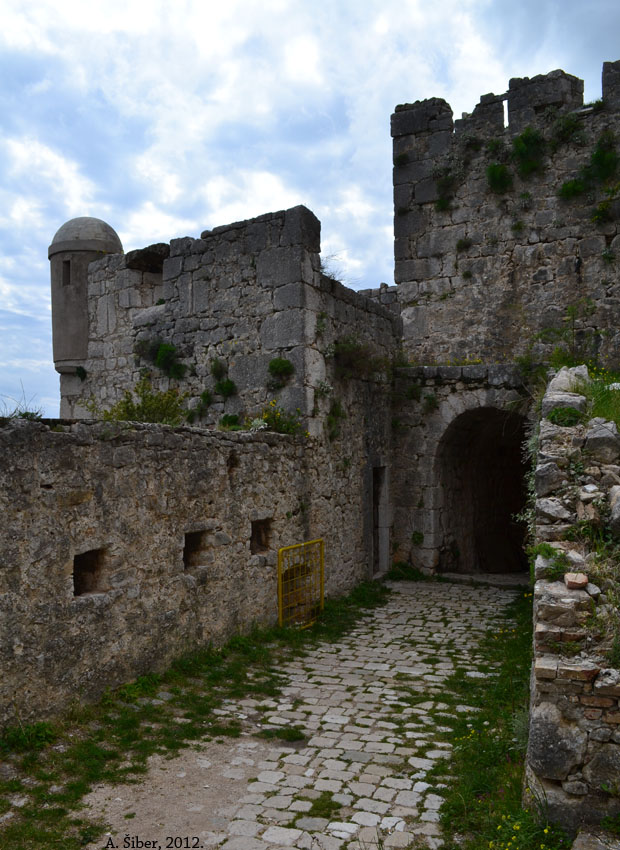 Klis, zidovi i kule