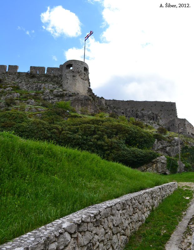 Klis, ulaz s parkirališta