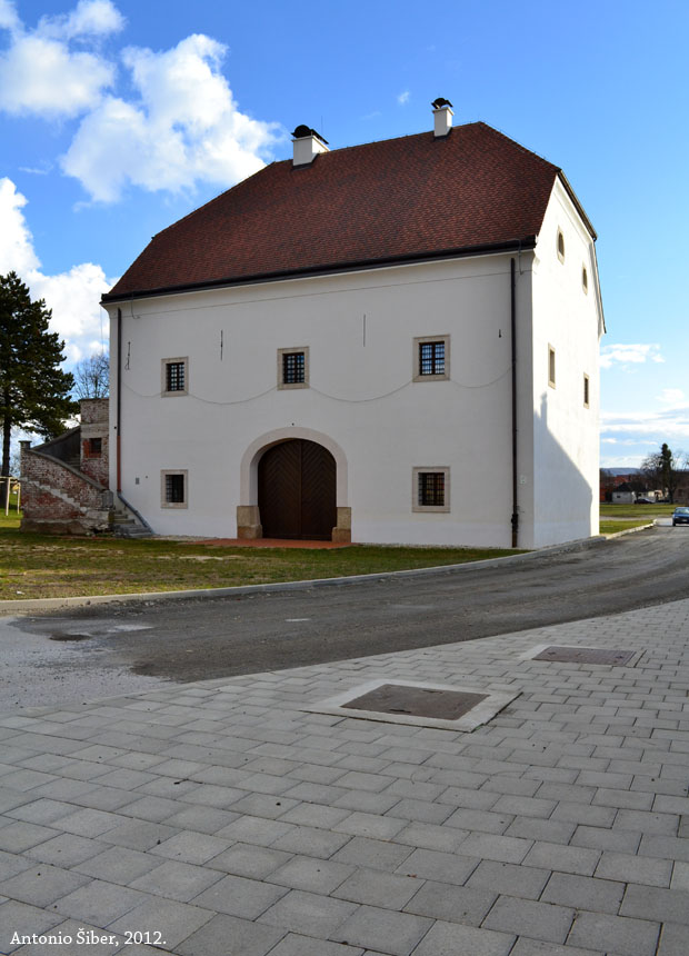 pored utvrde u Koprivnici, zgrada oružane