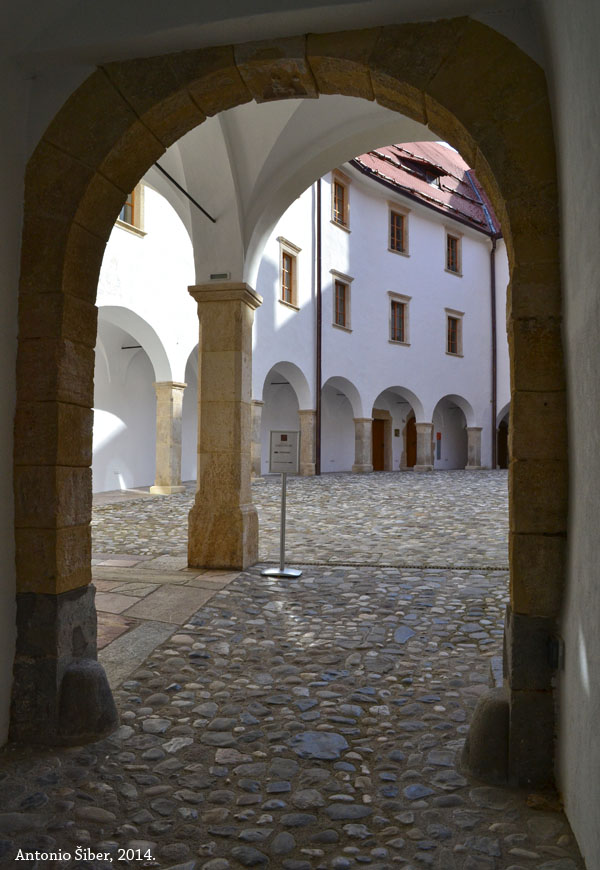 Dvorac Rajhenburg ulaz