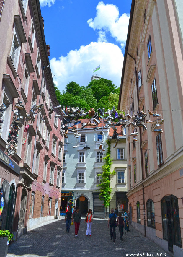 Cipele i tenisice iznad ceste