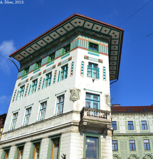 Šarena fasada zgrade pred Tromostovjem.