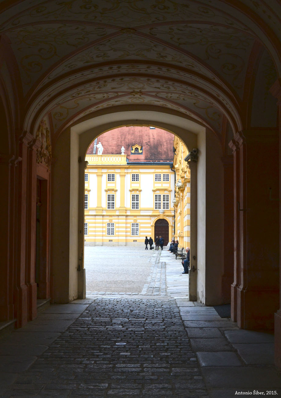 Melk, pogled na dvorišni prostor kroz prolaz