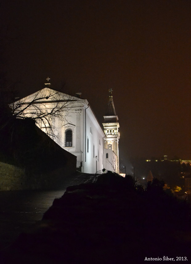 Sv. Juraj u Piranu noću.