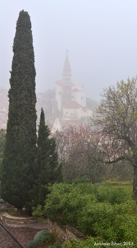 Sv. Juraj u magli, pogled sa zidina.