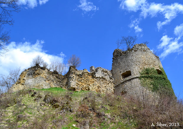 Kostelgrad, ispod njega