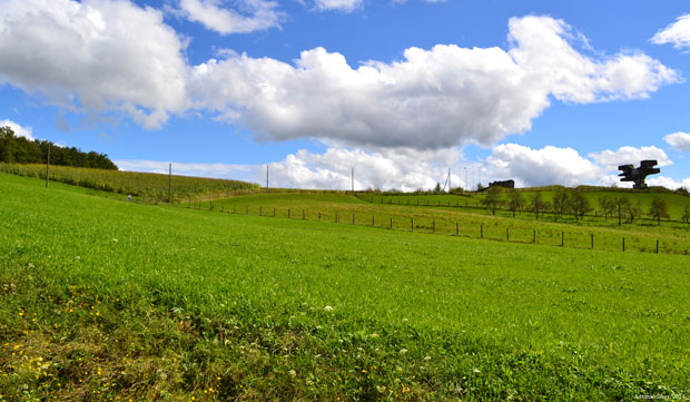 Podgarić. Spomenik. Panorama.