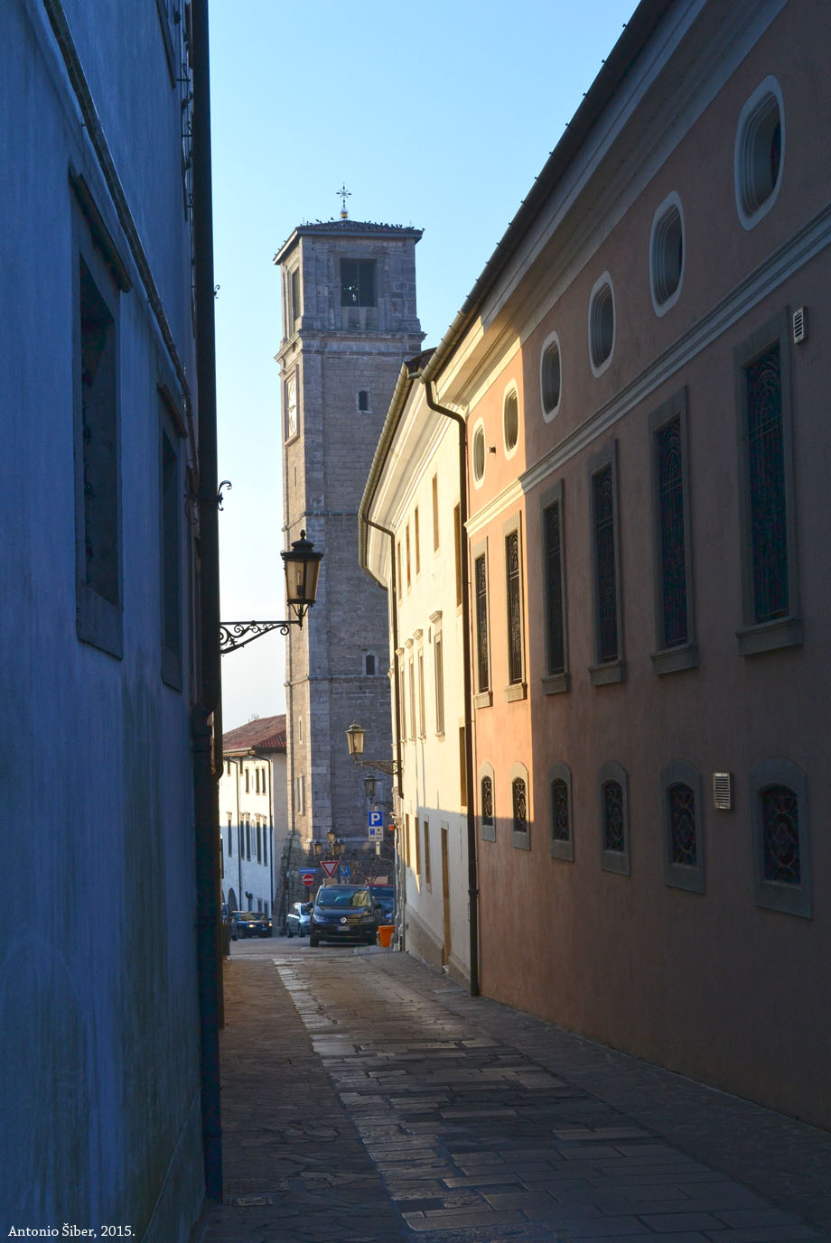 San Daniele. Ulica. Toranj.