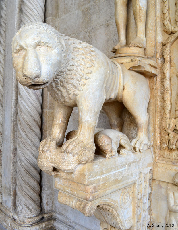 Trogir; portal katedrale; lav