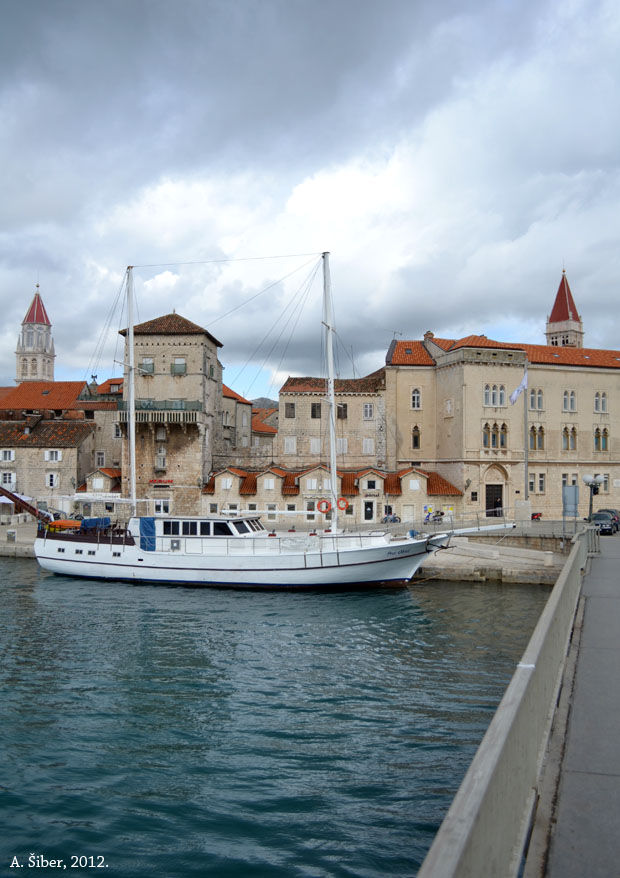 Trogir; pogled s mosta prema Čiovu