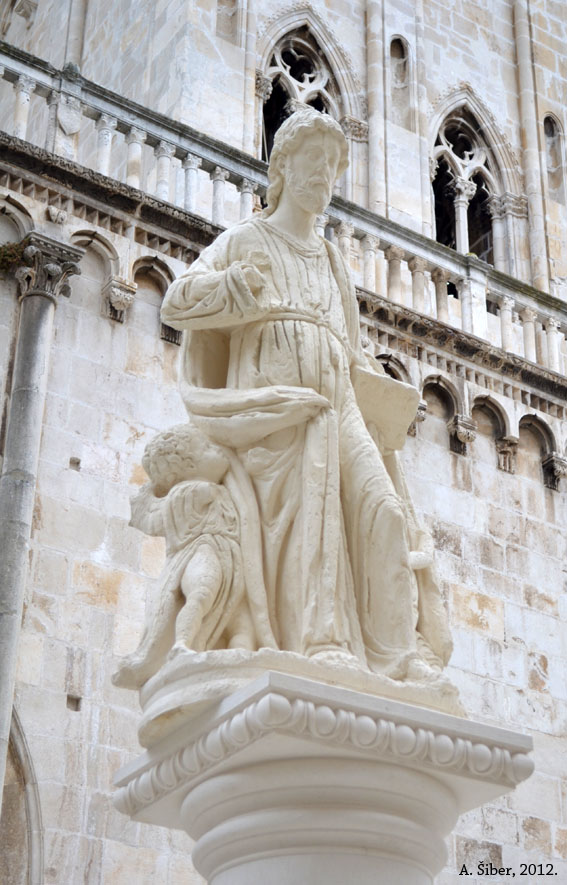 Trogir; pred katedralom