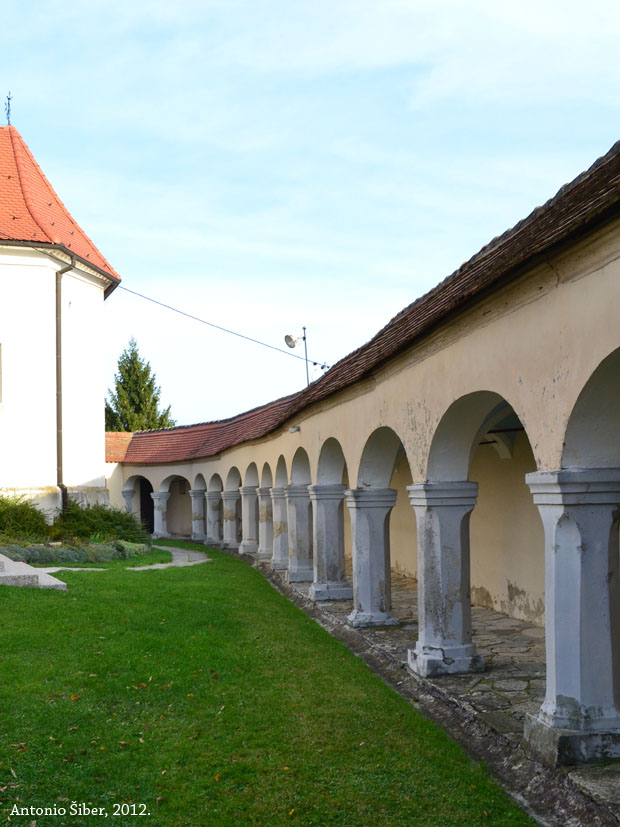Vinagora, crkveno dvorište, lukovi