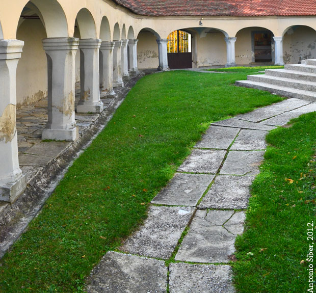 Vinagora, crkveno dvorište, lukovi