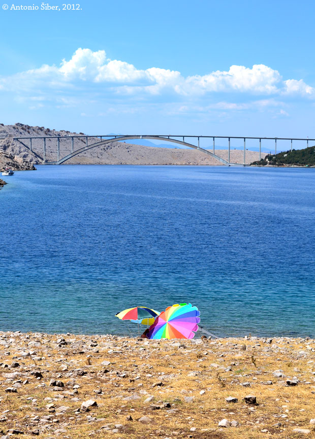 Suncobrani ispred Krčkog mosta