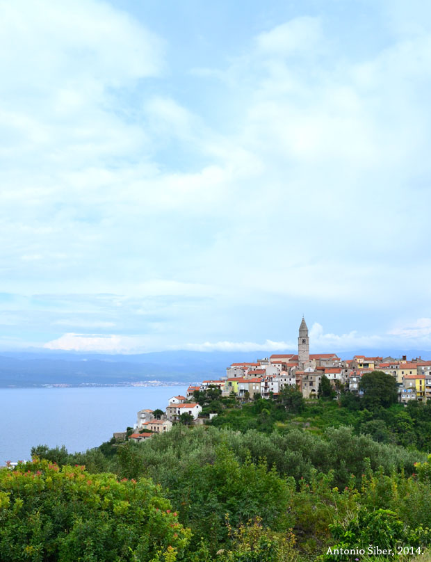Vrbnik iz daljine