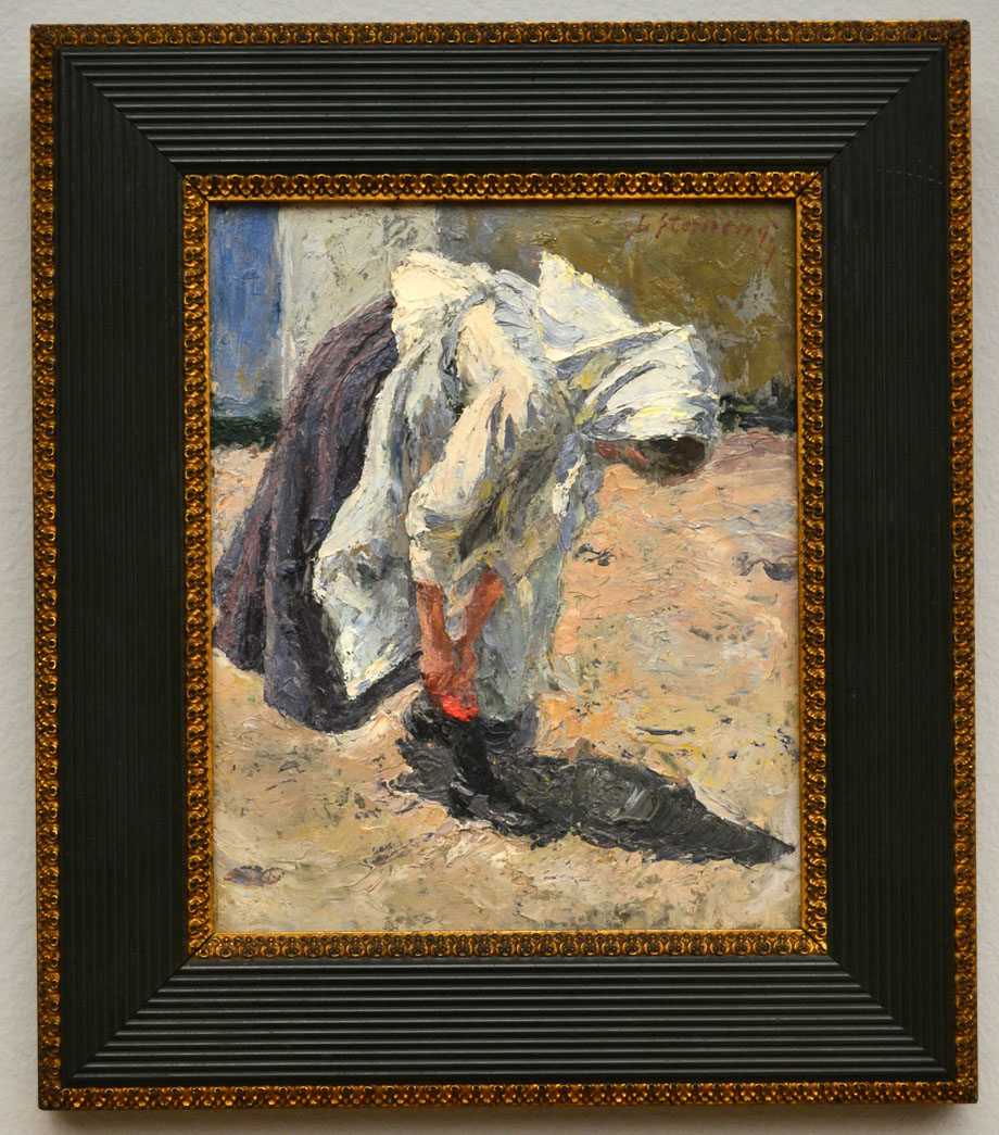 Matej Sternen. Deklica si zavezuje čevelj.